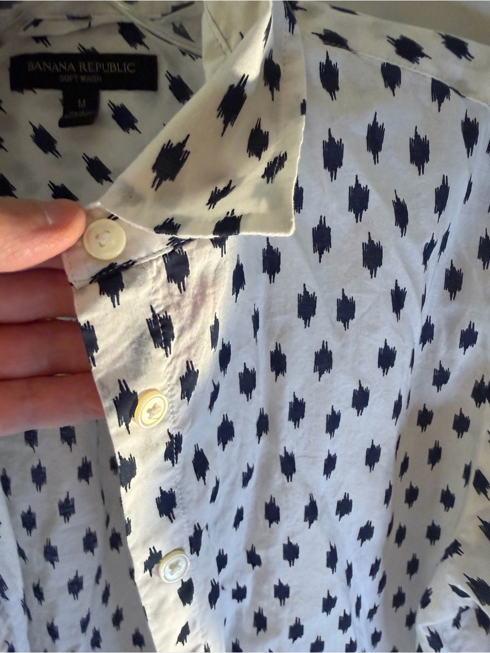 Banana Republic M White Button-Up Shirt with Navy Ikat Brushprint 100% cotton - Picture 5 of 13